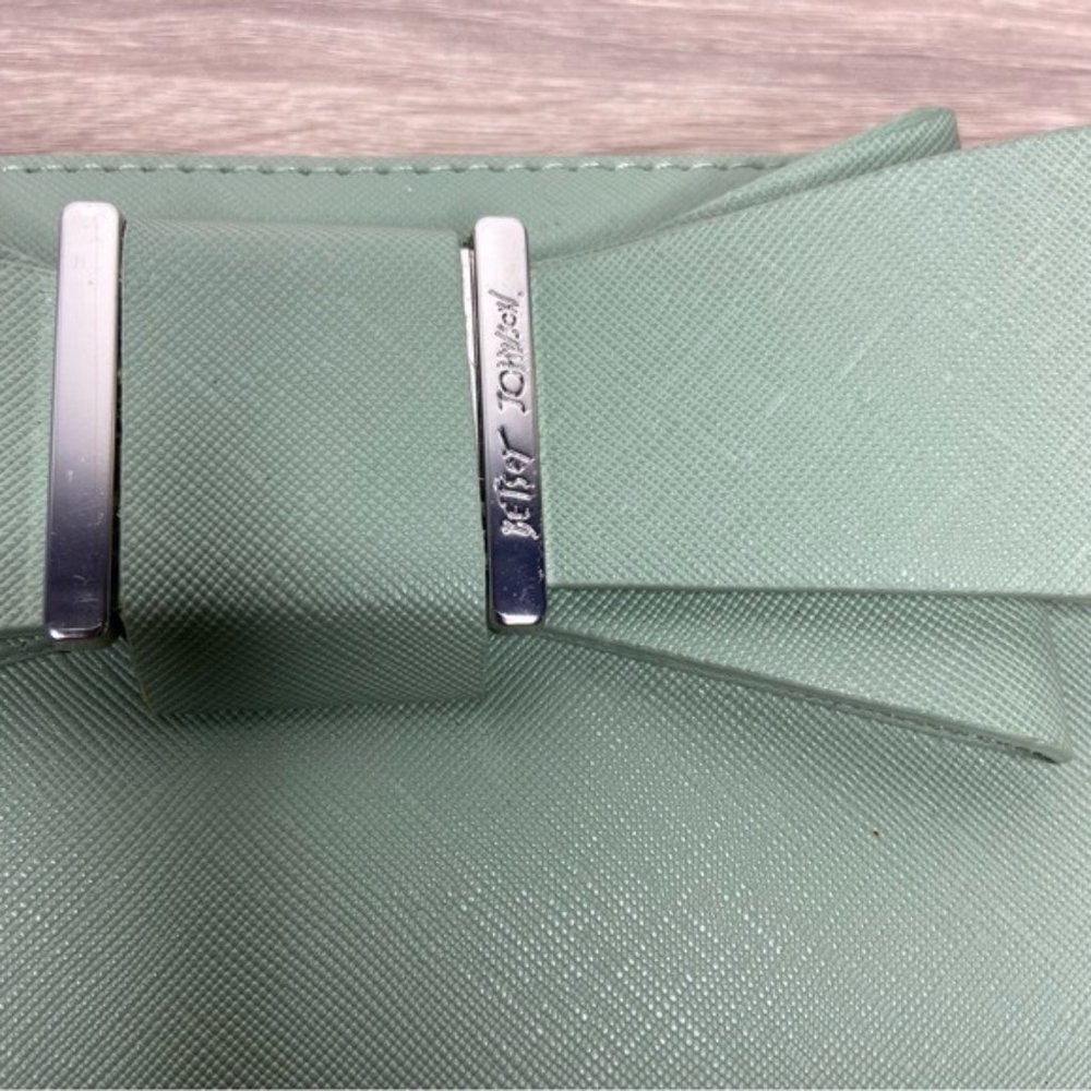 Betsey Johnson Green Boxed Zip Around Wallet Wristlet NWOT - Picture 3 of 6
